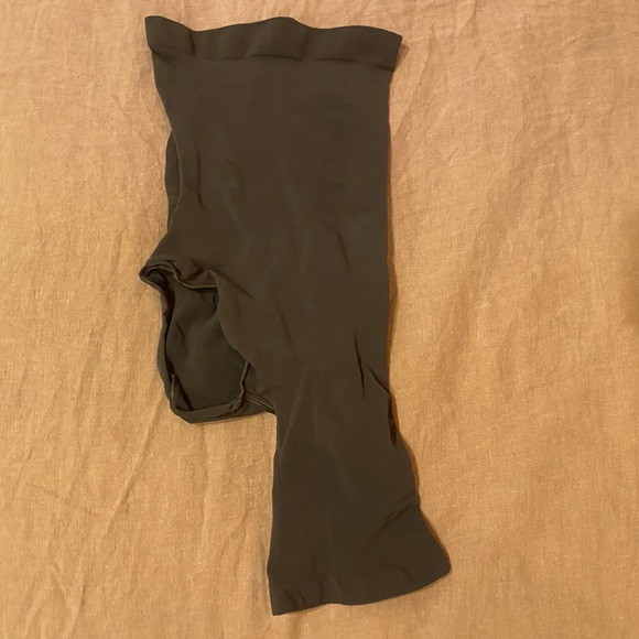 Skims seamless sculpt SOLUTION SHORT RIGHT LEG EXPOSED - Picture 6 of 7